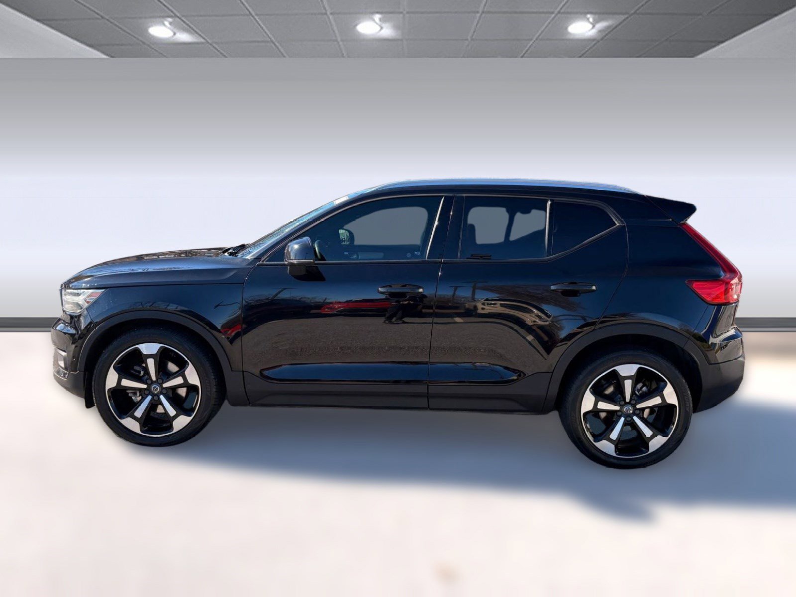 Used 2019 Volvo XC40 T5 Momentum image 2