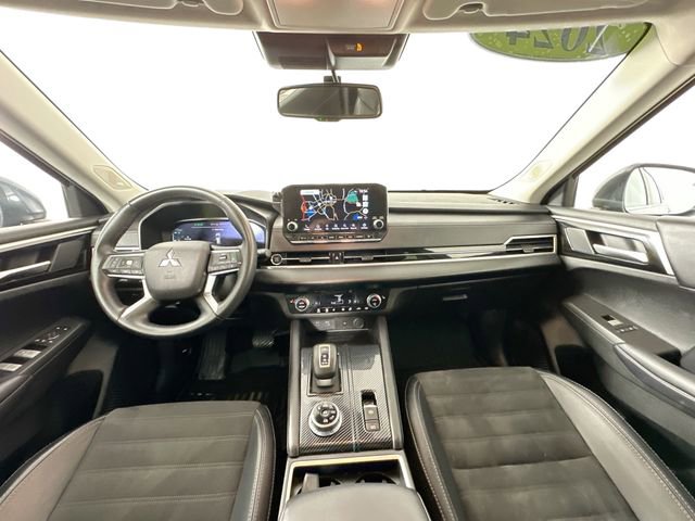Used 2024 Mitsubishi Outlander SE image 3