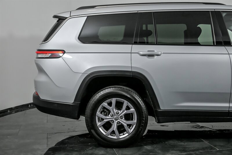 Used 2022 Jeep Grand Cherokee L Limited AWD/4WD image 11