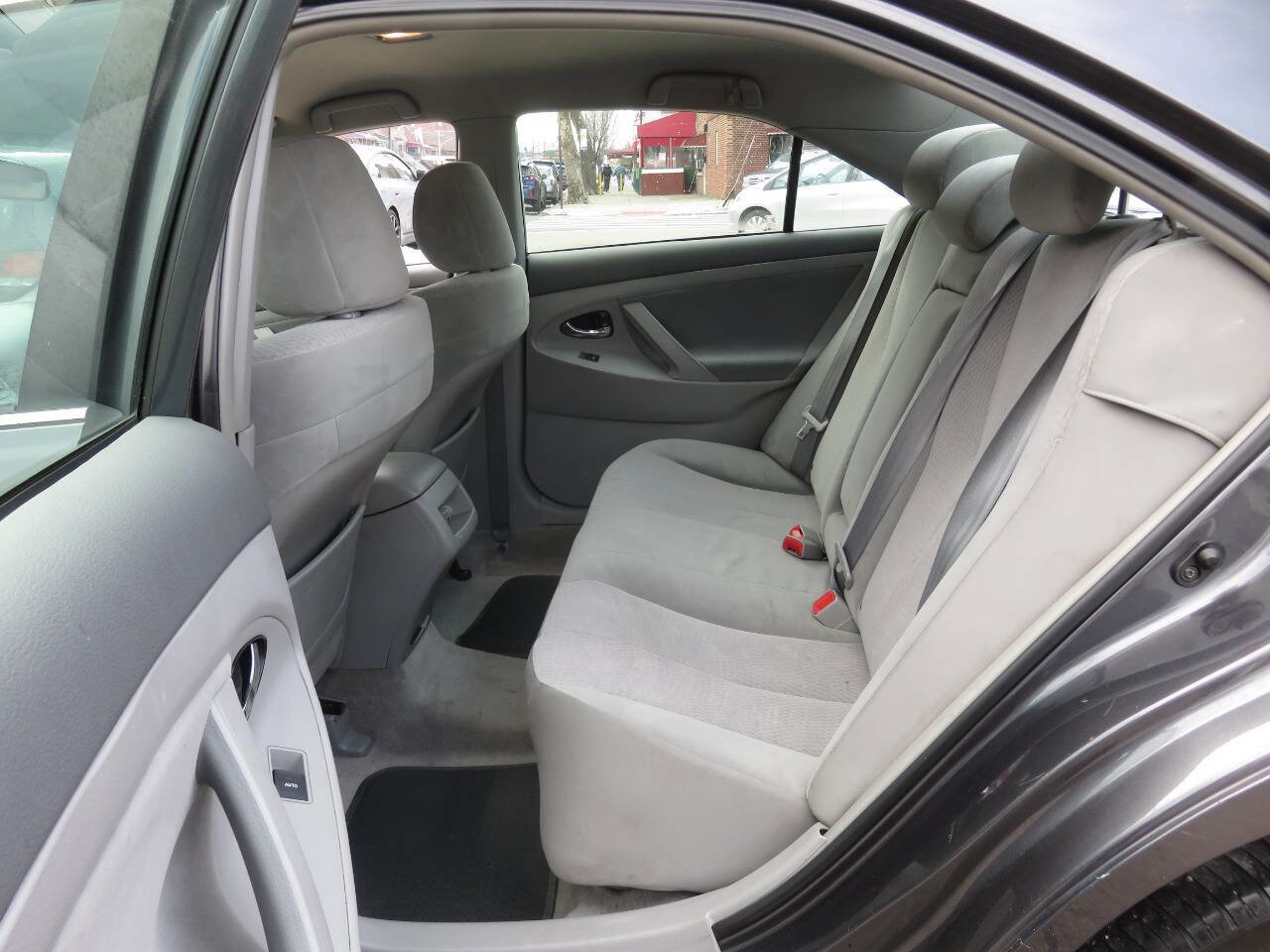 Used 2010 Toyota Camry LE image 17