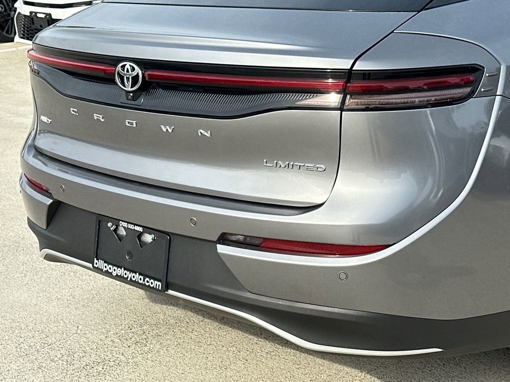 Used 2023 Toyota Crown Limited image 5