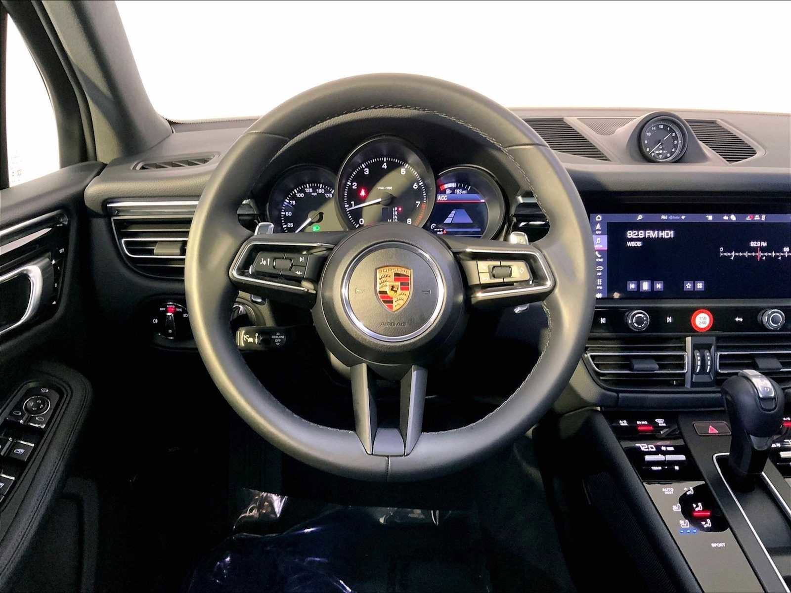 Certified 2025 Porsche Macan image 15