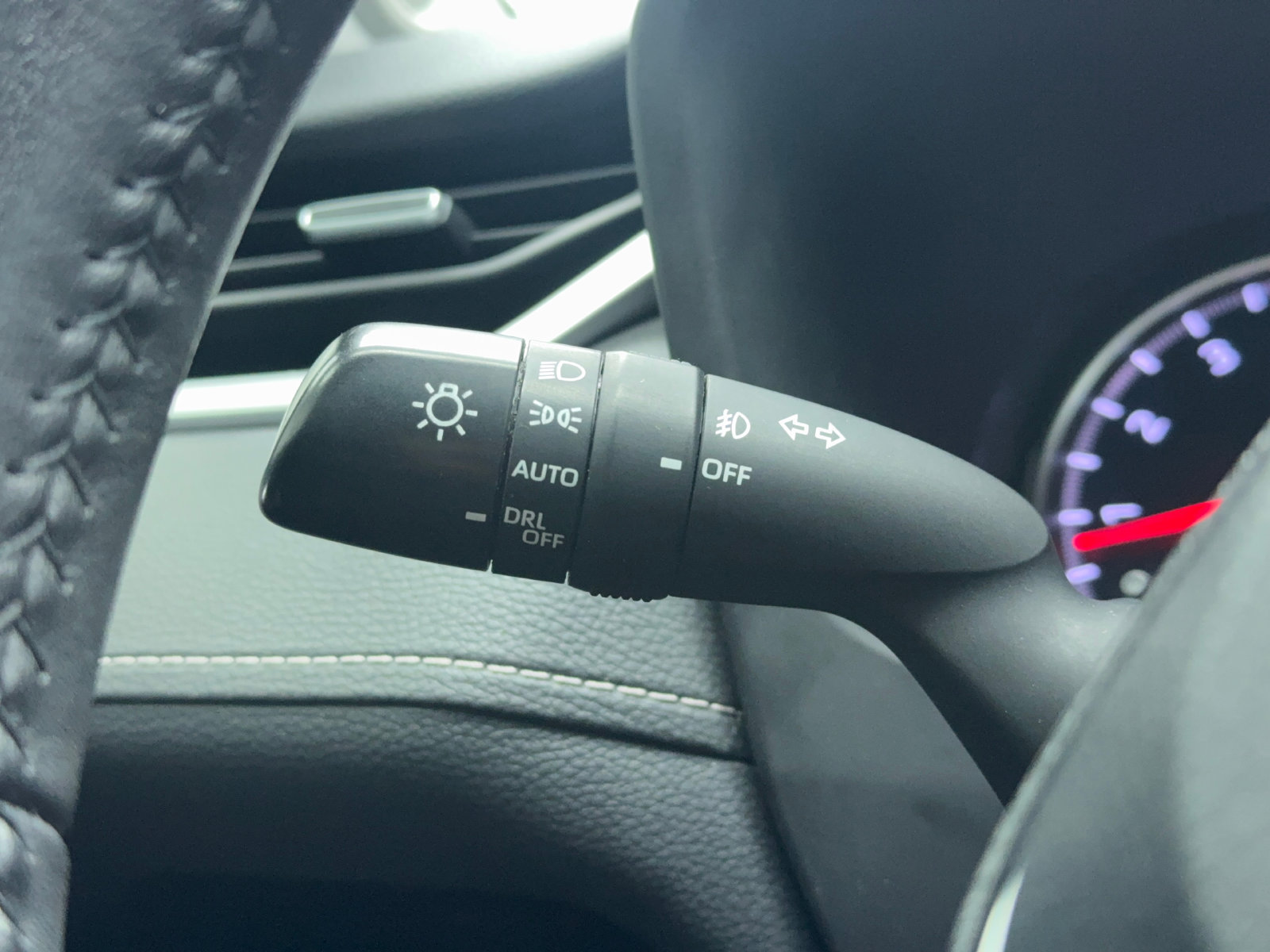Used 2020 Toyota RAV4 XLE Premium FWD image 35