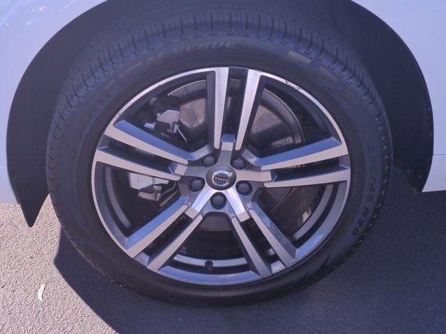 Used 2020 Volvo XC60 T8 Momentum image 10