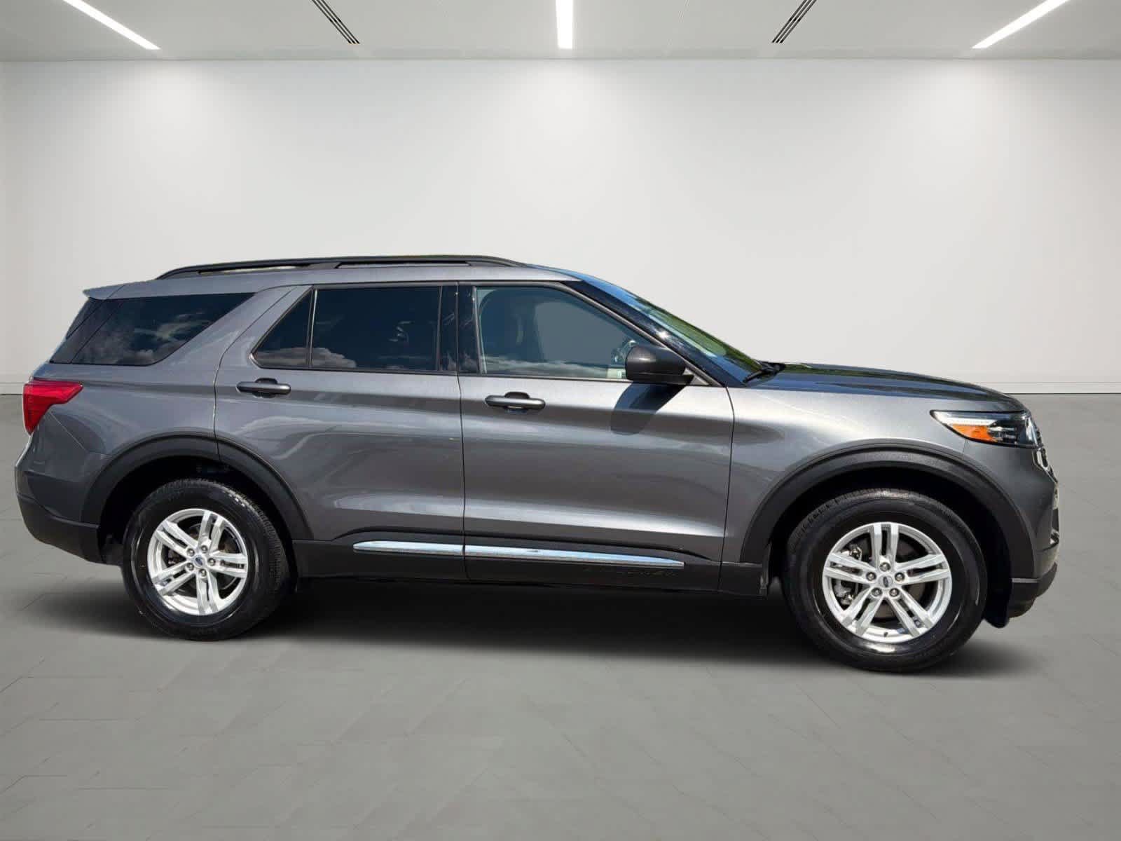 Used 2023 Ford Explorer XLT w/ Equipment Group 202A AWD/4WD image 5