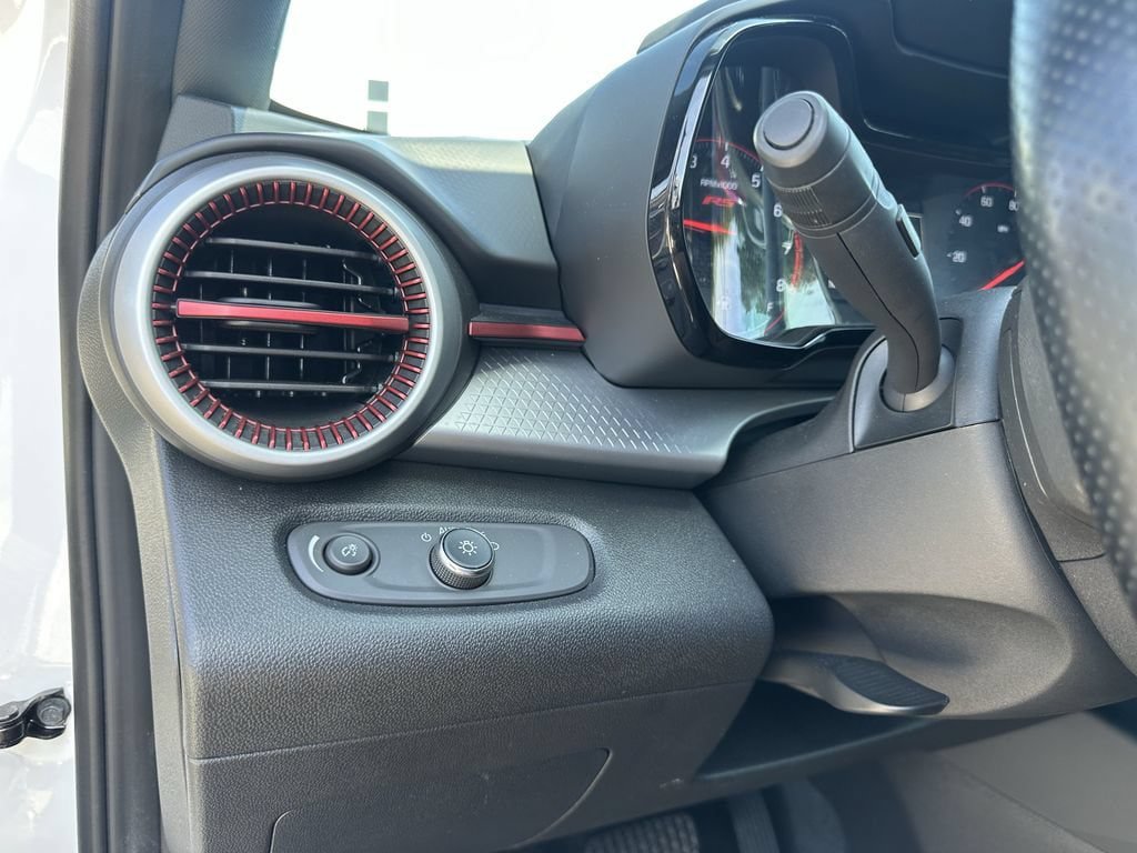 Used 2025 Chevrolet Trax RS FWD image 28