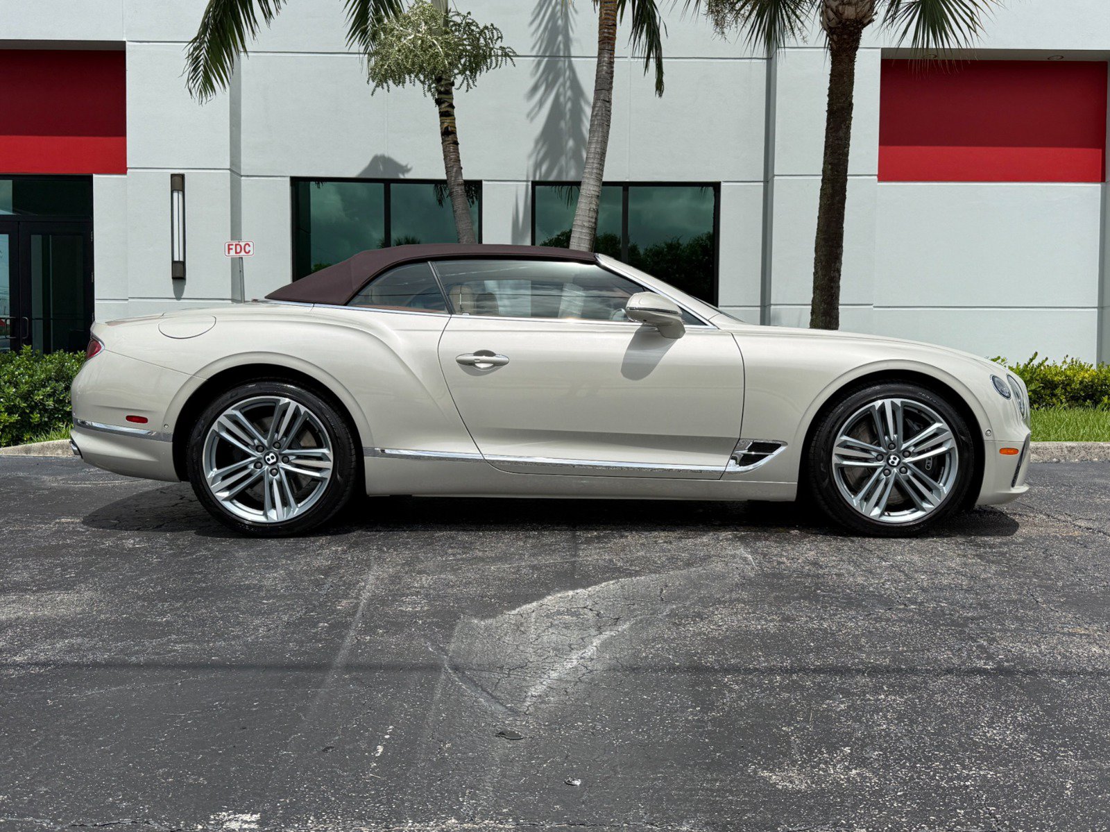 Used 2023 Bentley Continental GT Mulliner AWD/4WD image 2