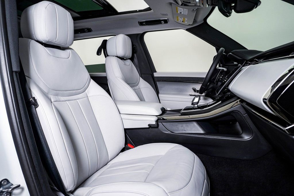 Used 2024 Land Rover Range Rover Sport SE image 15
