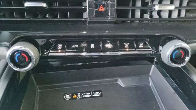 Used 2025 Chevrolet Suburban Premier image 18