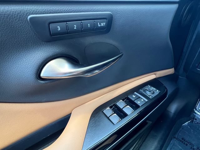 Used 2025 Lexus ES 300h w/ Premium Package FWD image 33