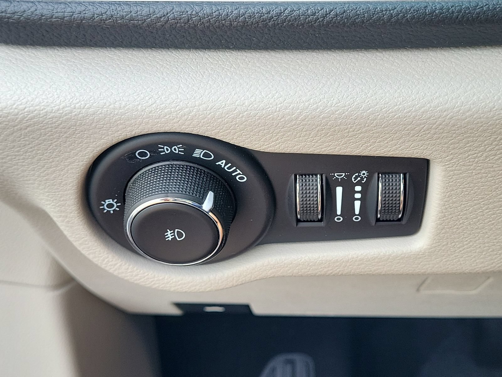 Used 2023 Chrysler Pacifica Touring-L FWD image 29