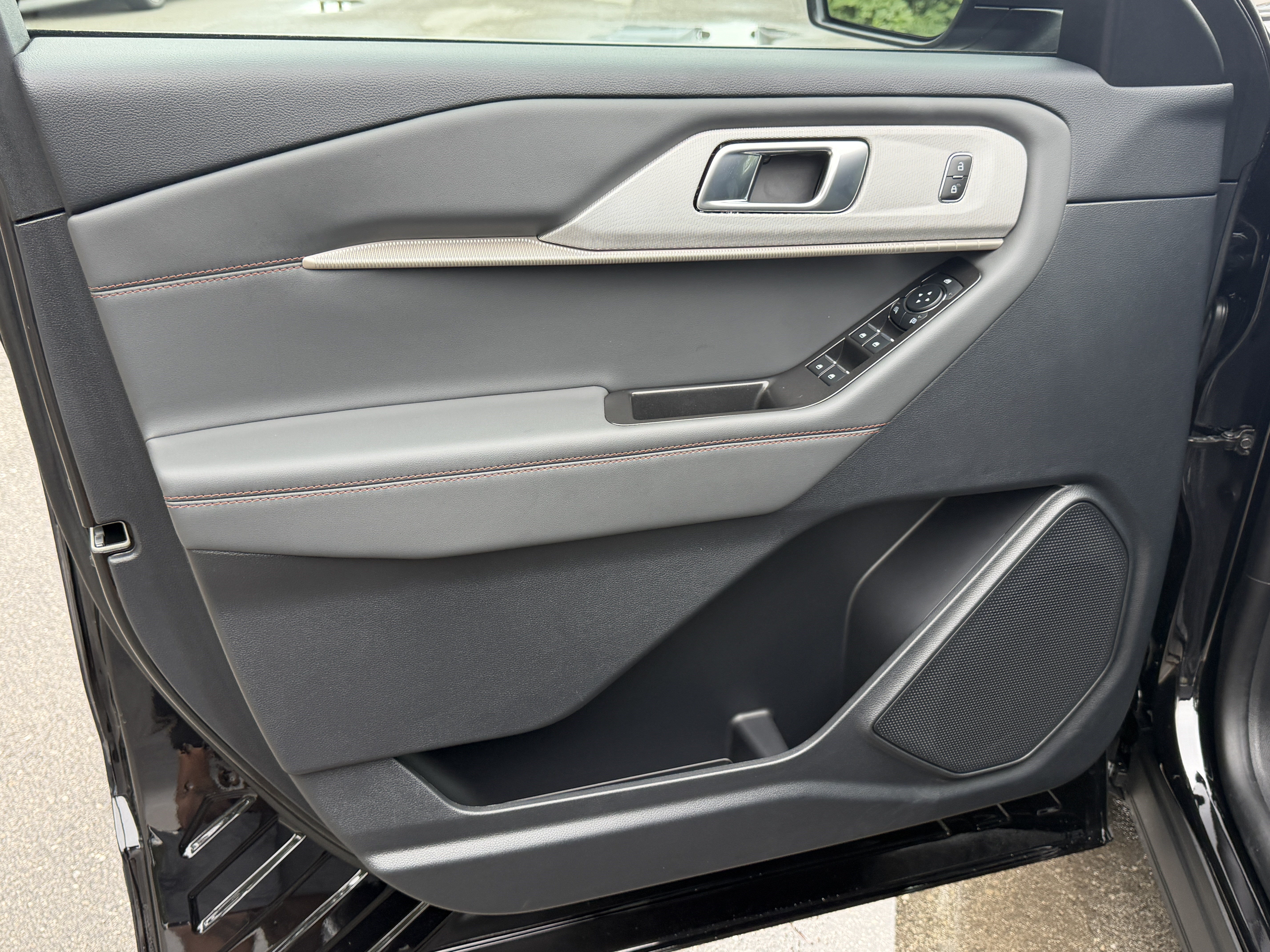Used 2026 Ford Explorer Active AWD/4WD image 13