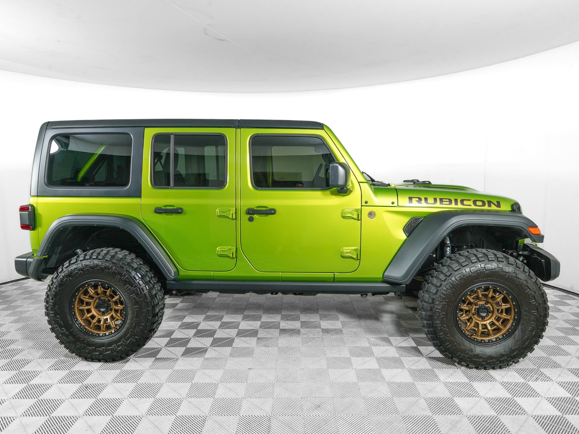 Used 2025 Jeep Wrangler Unlimited Rubicon w/ Convenience Group AWD/4WD image 3