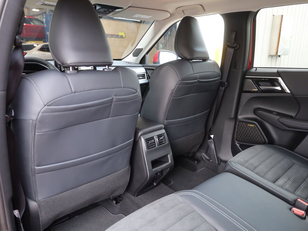 New 2025 Mitsubishi Outlander SE image 30
