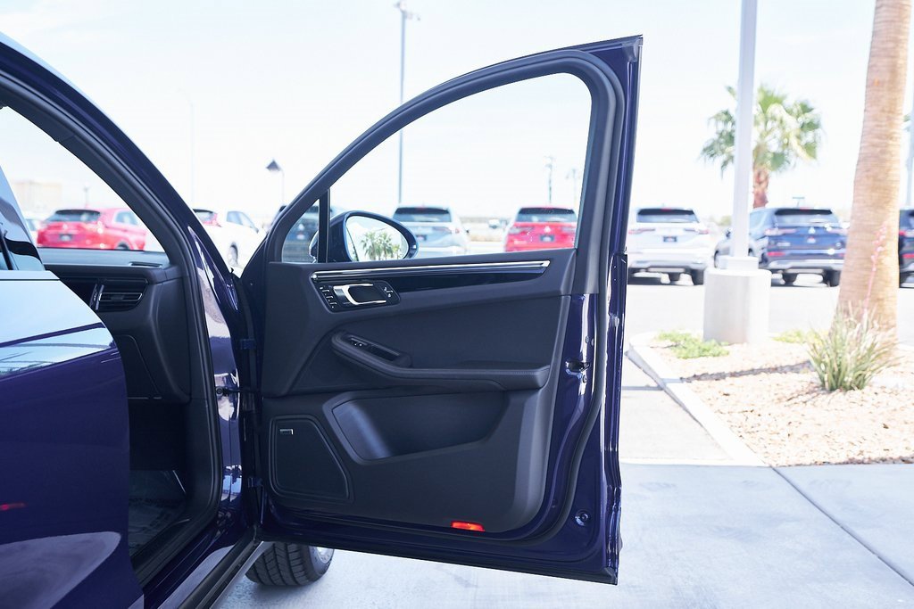 Used 2024 Porsche Macan image 11