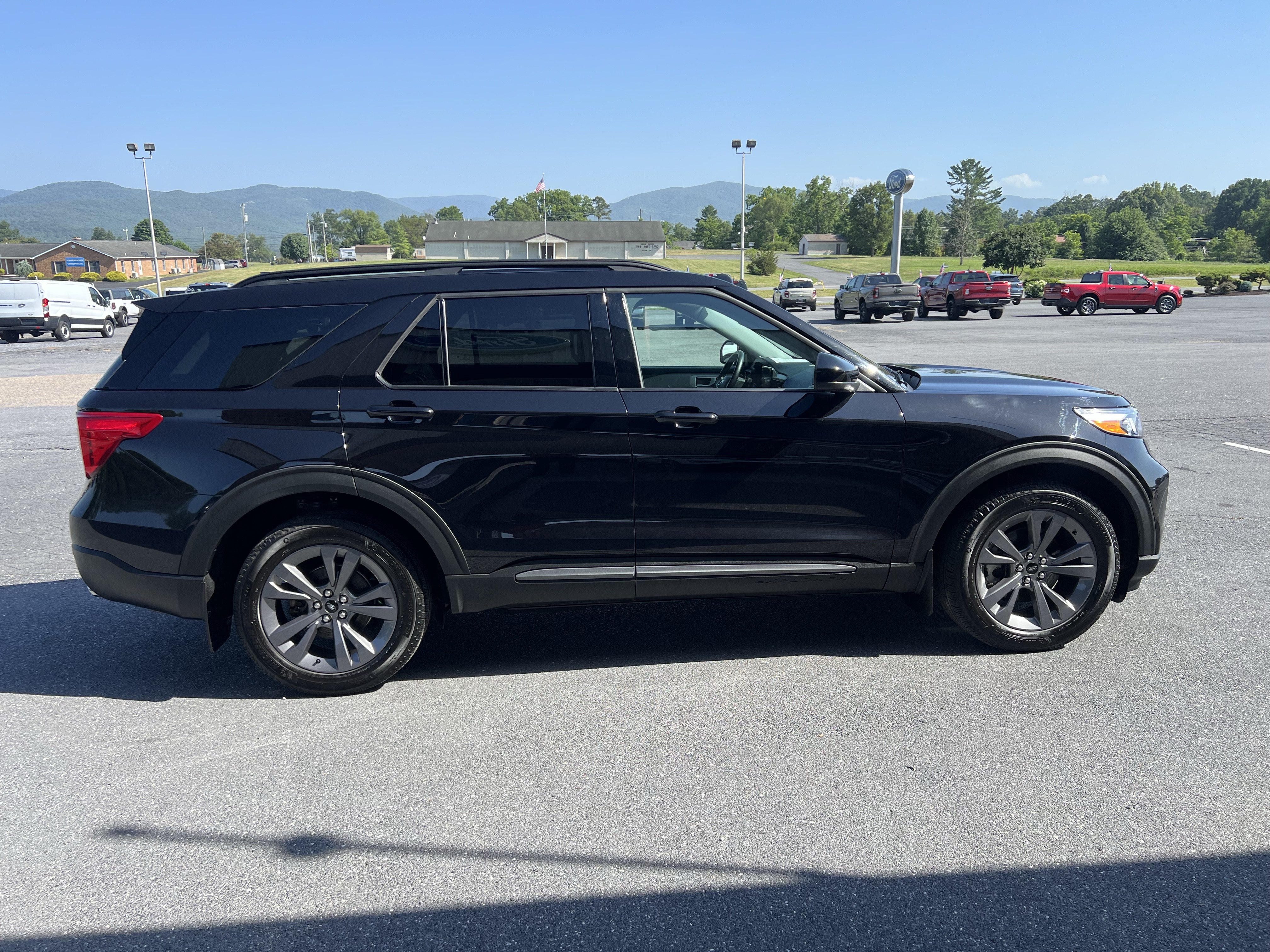 Used 2023 Ford Explorer XLT w/ Equipment Group 202A AWD/4WD image 5