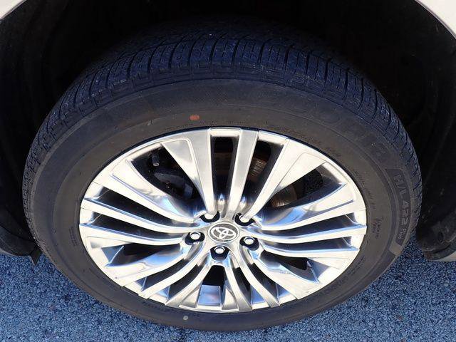 Certified 2023 Toyota Venza XLE image 9