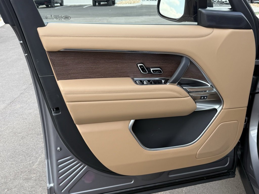 New 2025 Land Rover Range Rover SE image 14