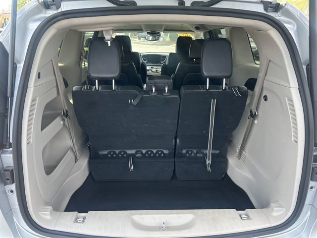 Used 2024 Chrysler Pacifica Touring-L image 8