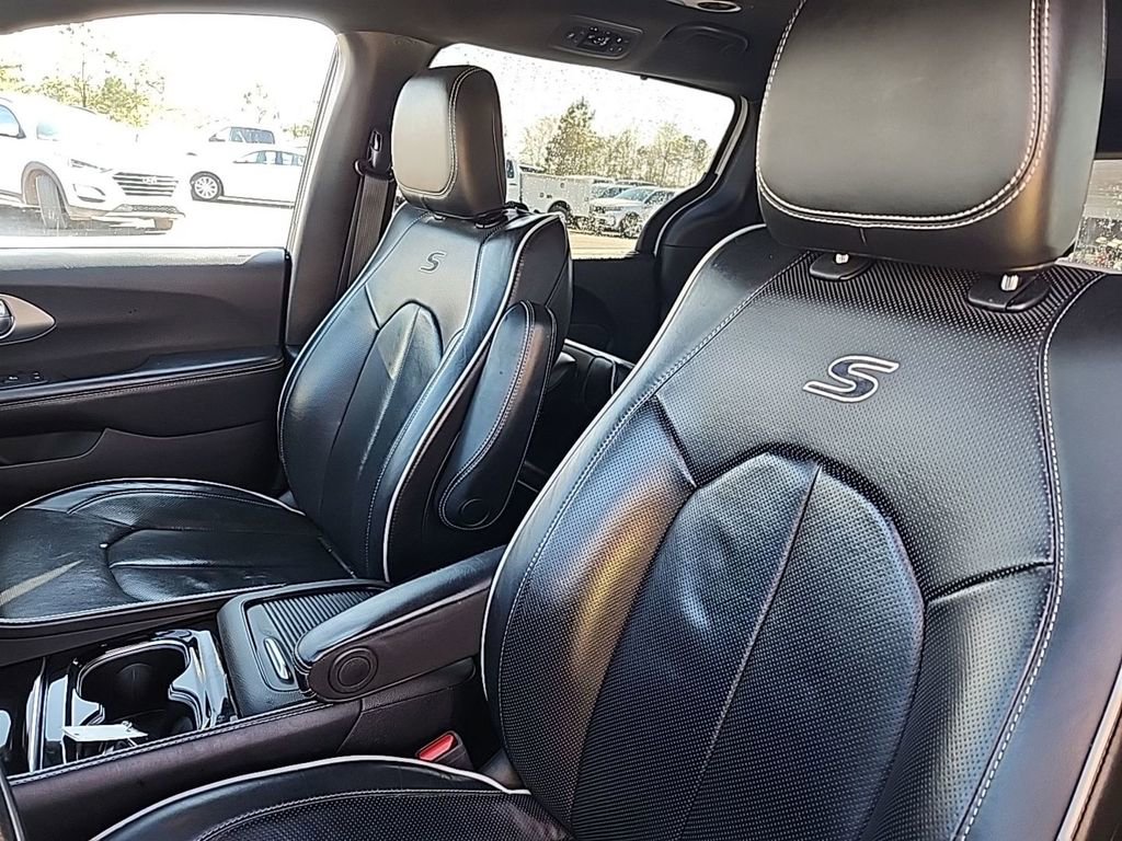 Used 2021 Chrysler Pacifica Limited w/ S Appearance Package image 3