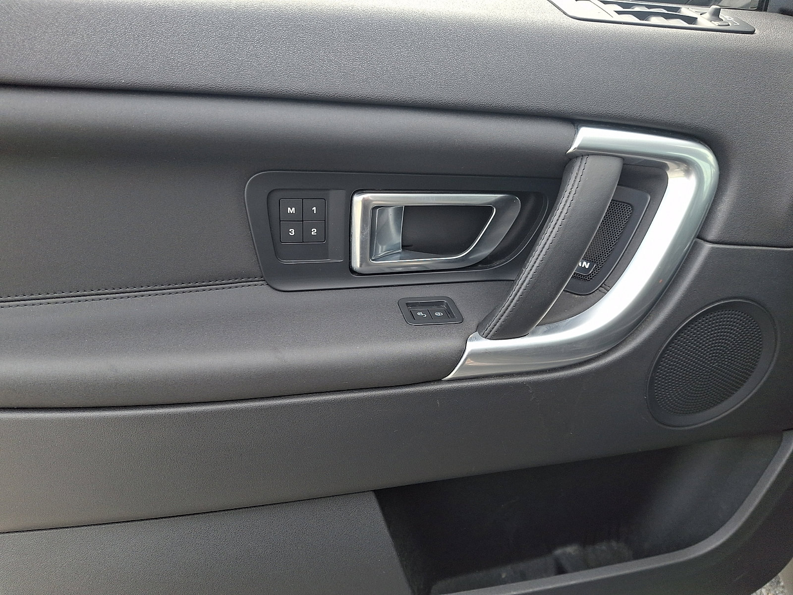 Used 2018 Land Rover Discovery Sport HSE image 12