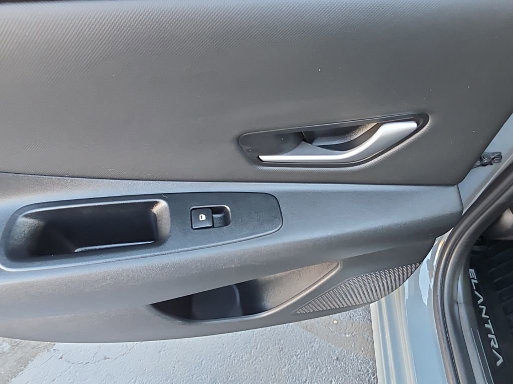 Used 2023 Hyundai Elantra Limited image 34