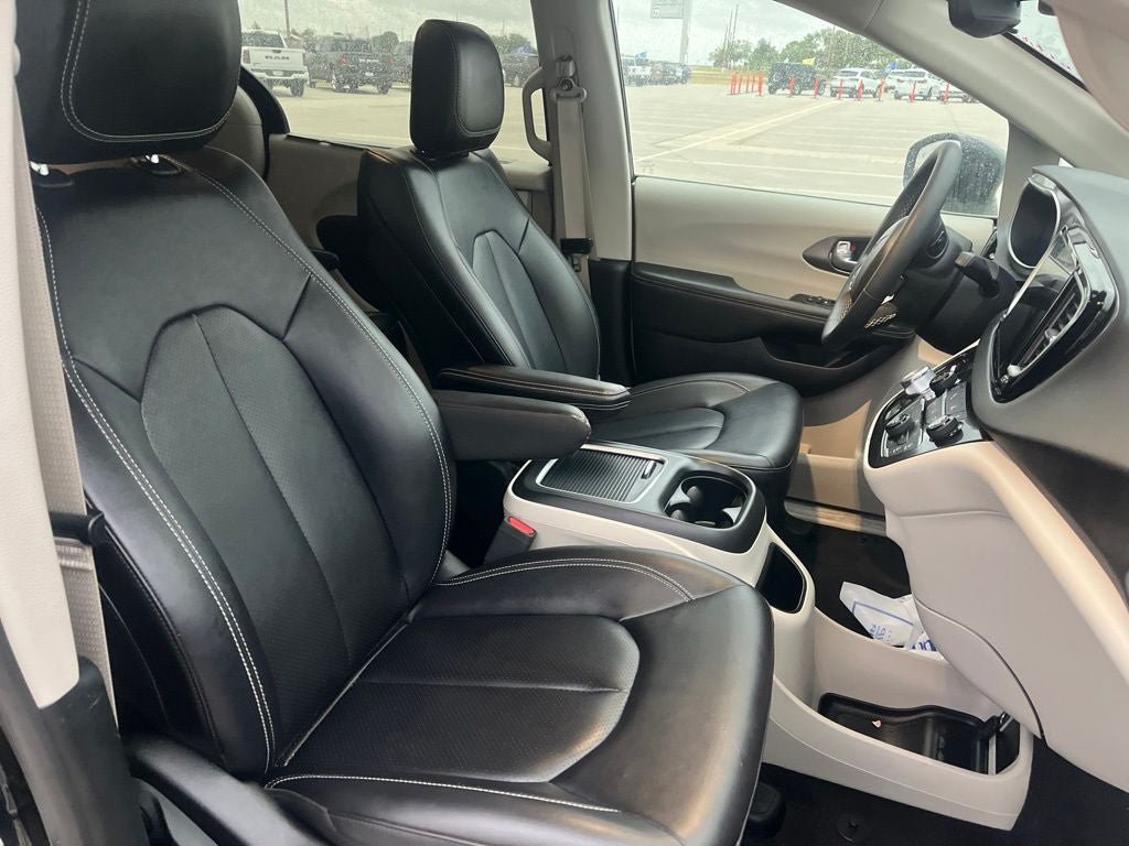 Used 2024 Chrysler Pacifica Touring-L FWD image 9