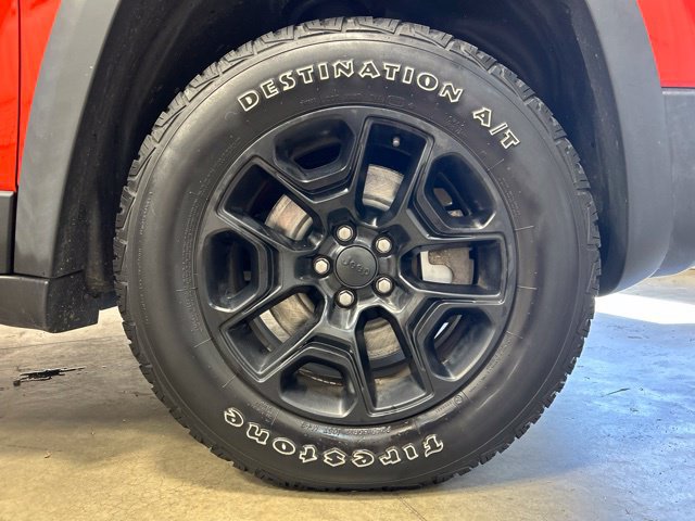 Used 2021 Jeep Cherokee Trailhawk AWD/4WD image 10