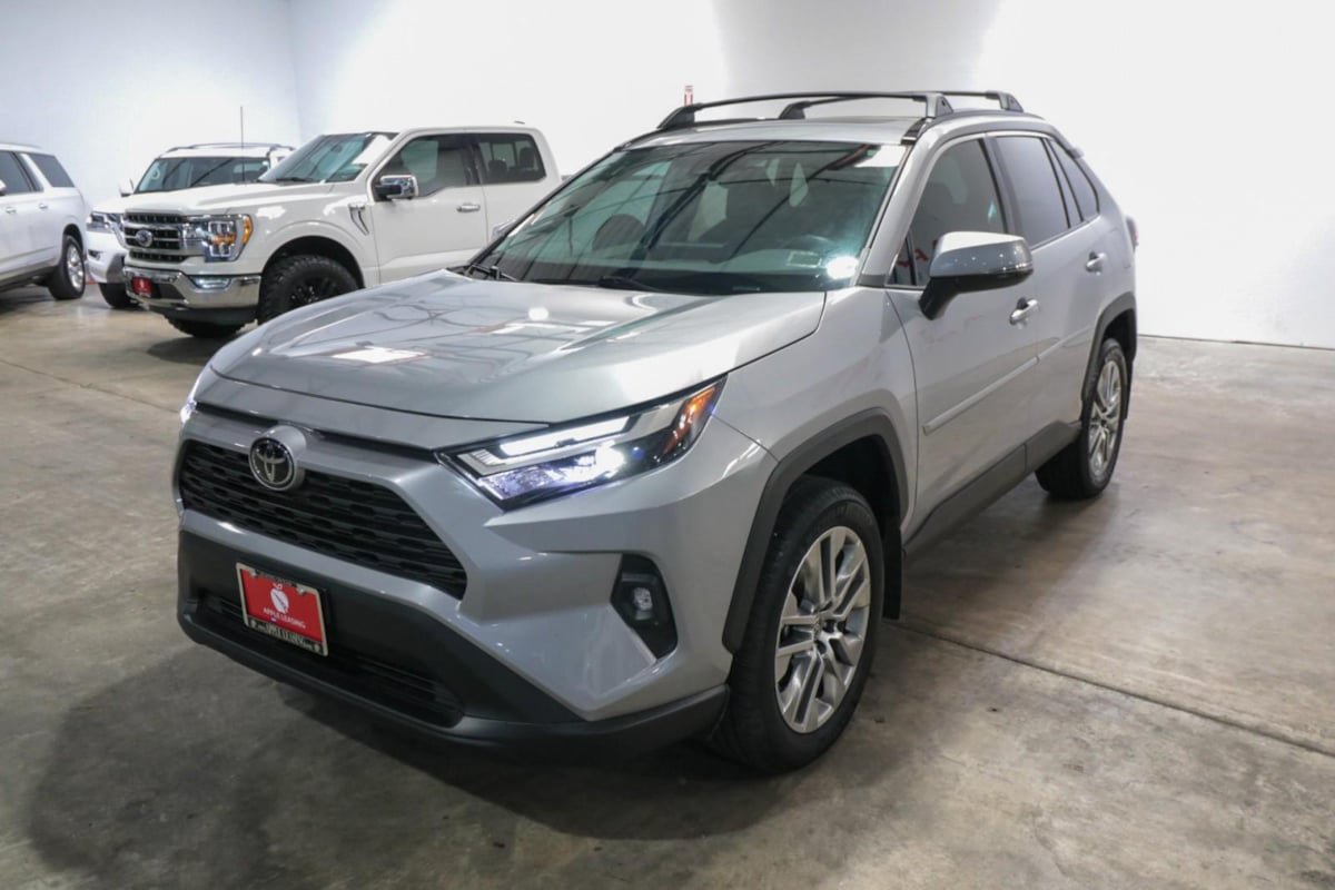 Used 2025 Toyota RAV4 XLE Premium FWD image 5