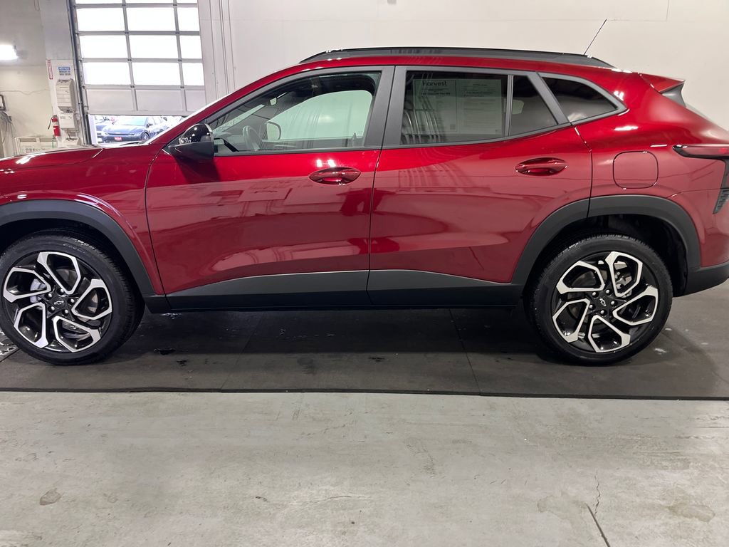 Used 2025 Chevrolet Trax RS w/ Sunroof Package image 4