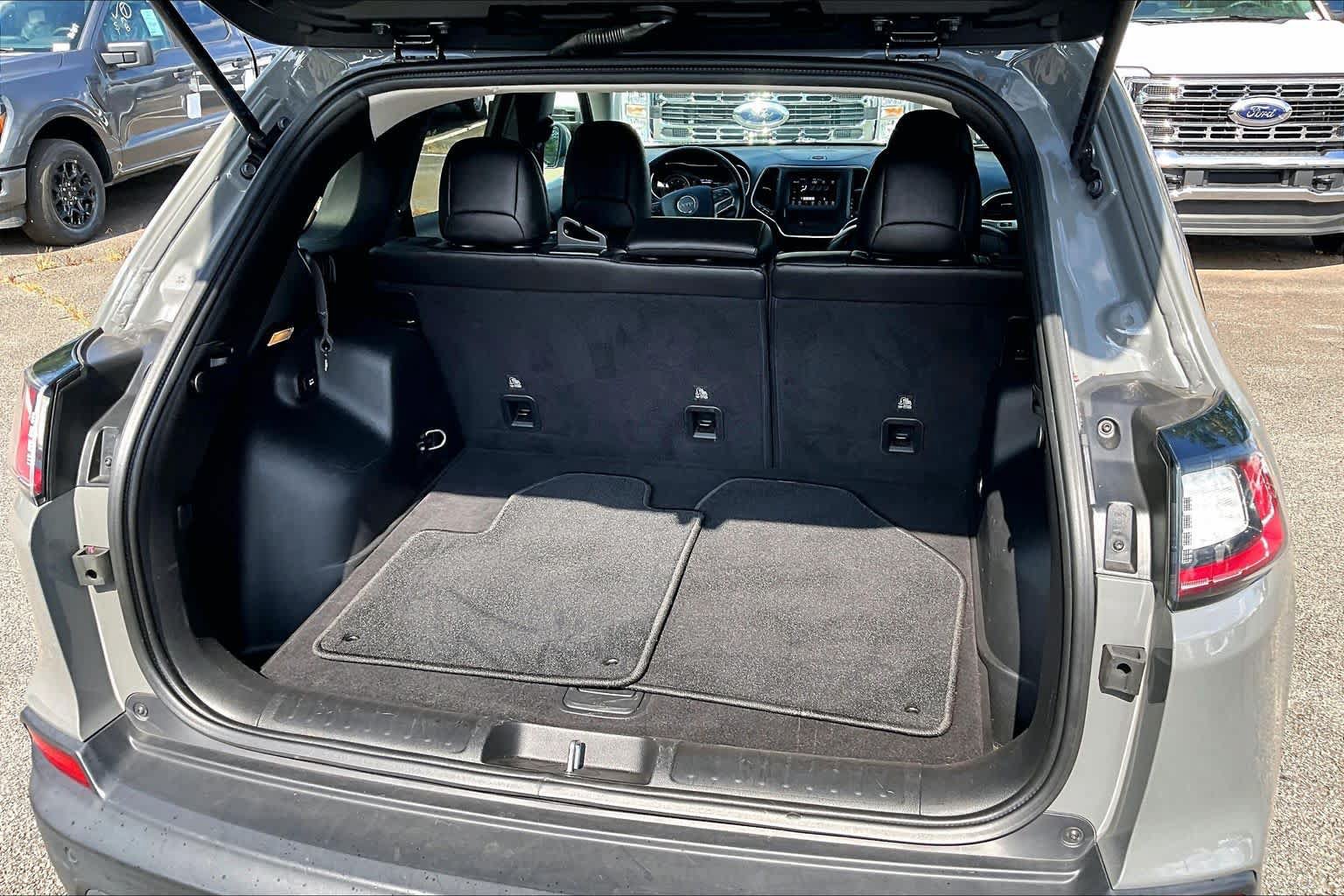 Used 2019 Jeep Cherokee Latitude Plus AWD/4WD image 32