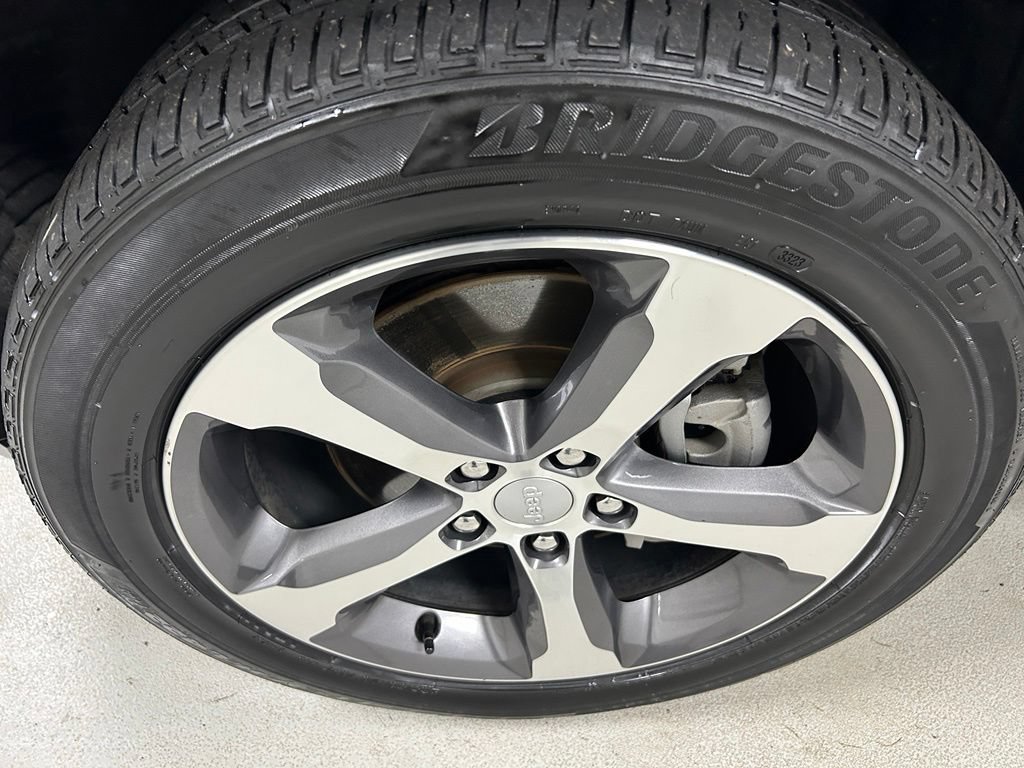 Used 2024 Jeep Grand Cherokee L Limited AWD/4WD image 9