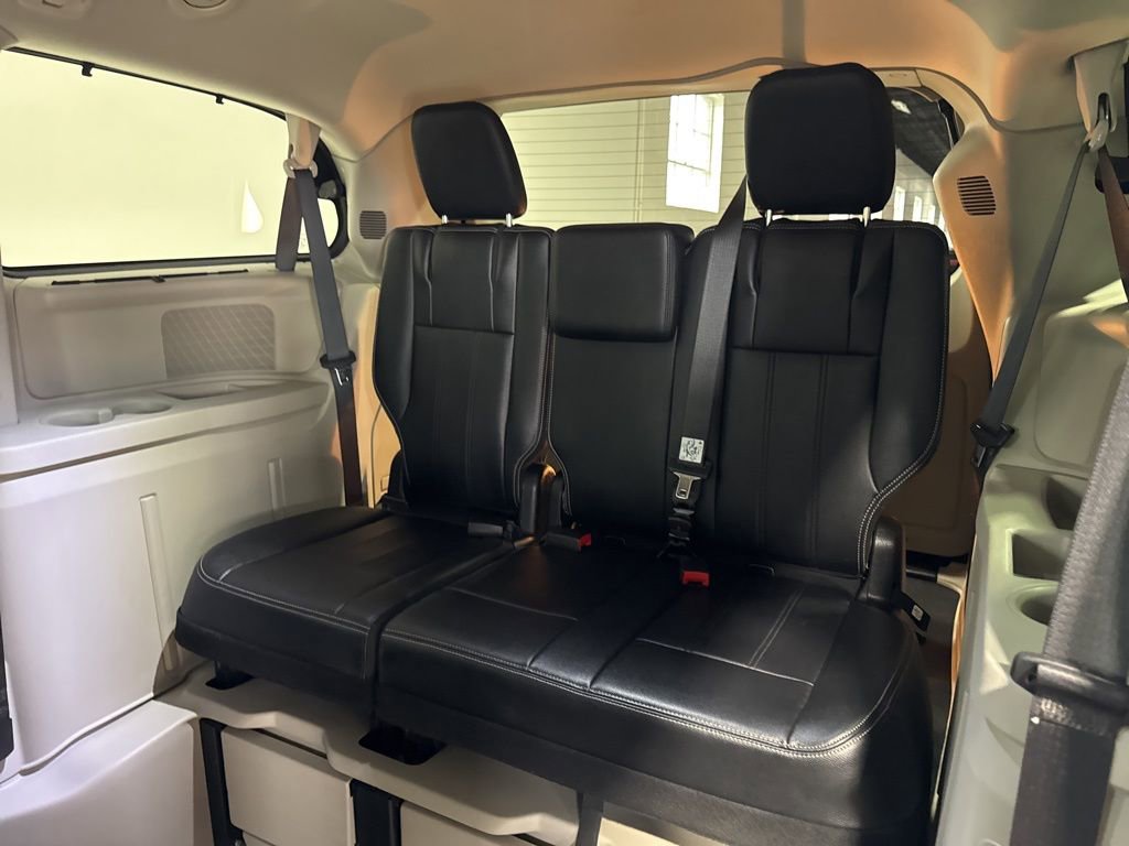 Used 2015 Chrysler Town & Country Touring image 29