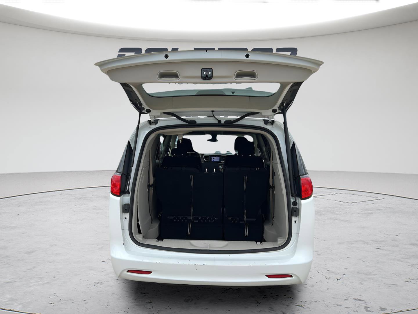 Used 2022 Chrysler Voyager LX FWD image 9