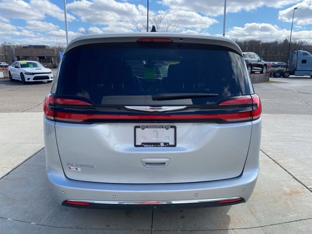 Used 2024 Chrysler Pacifica Touring-L FWD image 4