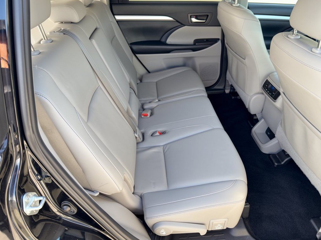 Used 2019 Toyota Highlander XLE AWD/4WD image 29