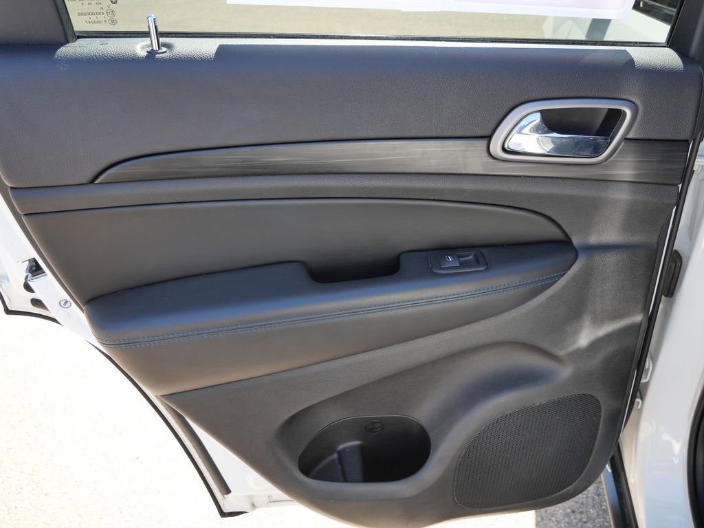 Used 2019 Jeep Grand Cherokee Laredo image 25