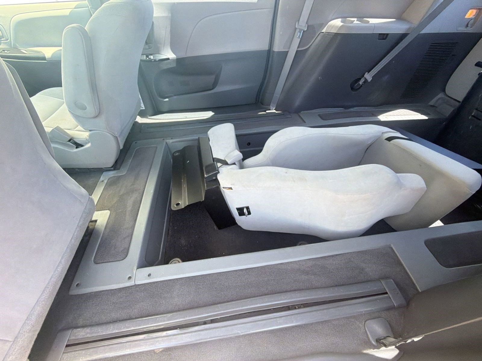 Used 2017 Toyota Sienna L FWD image 25