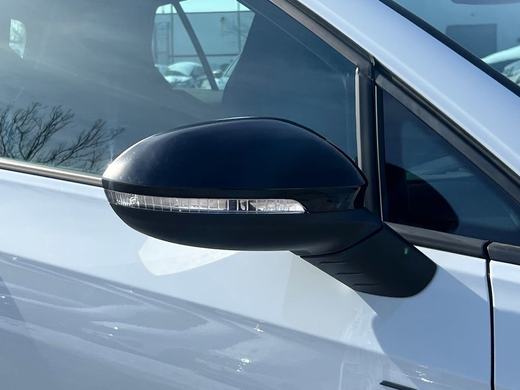 Used 2025 Volkswagen Golf R 2.0T image 8