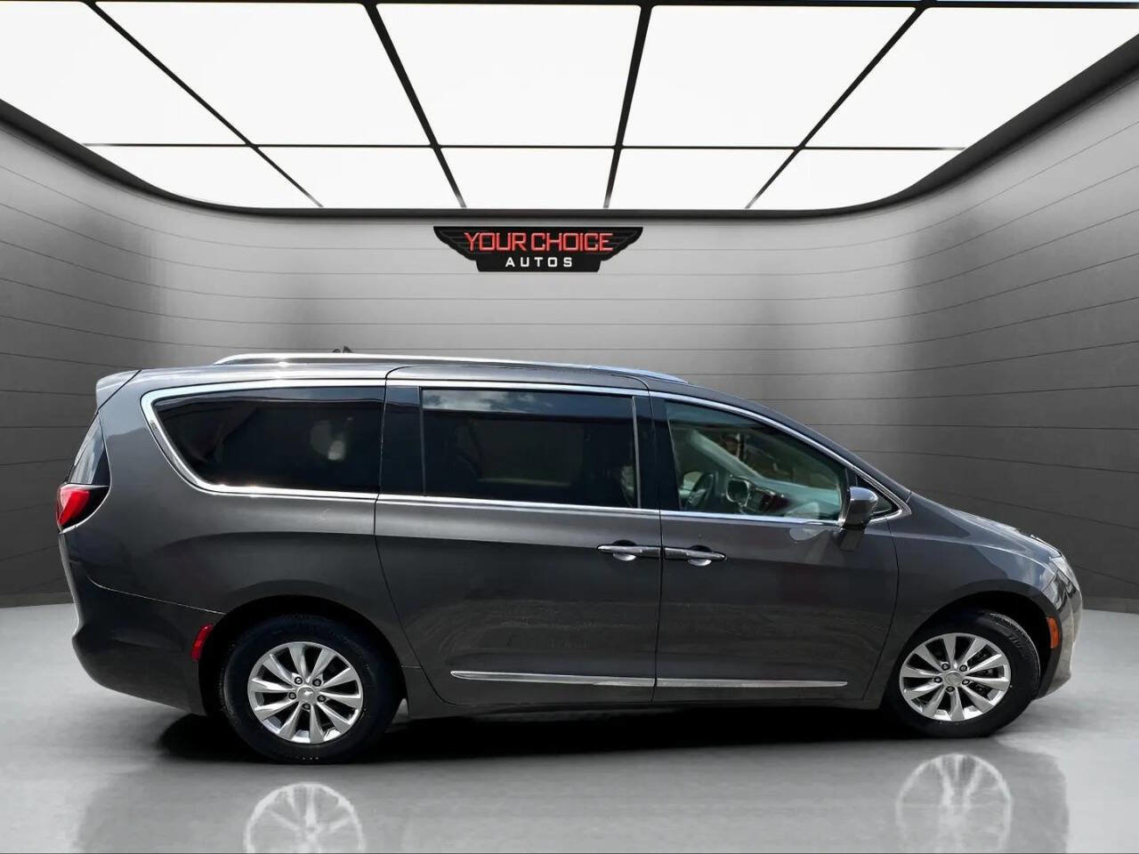 Used 2018 Chrysler Pacifica Touring-L image 6