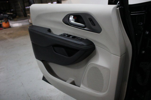 Used 2024 Chrysler Pacifica Touring-L image 19