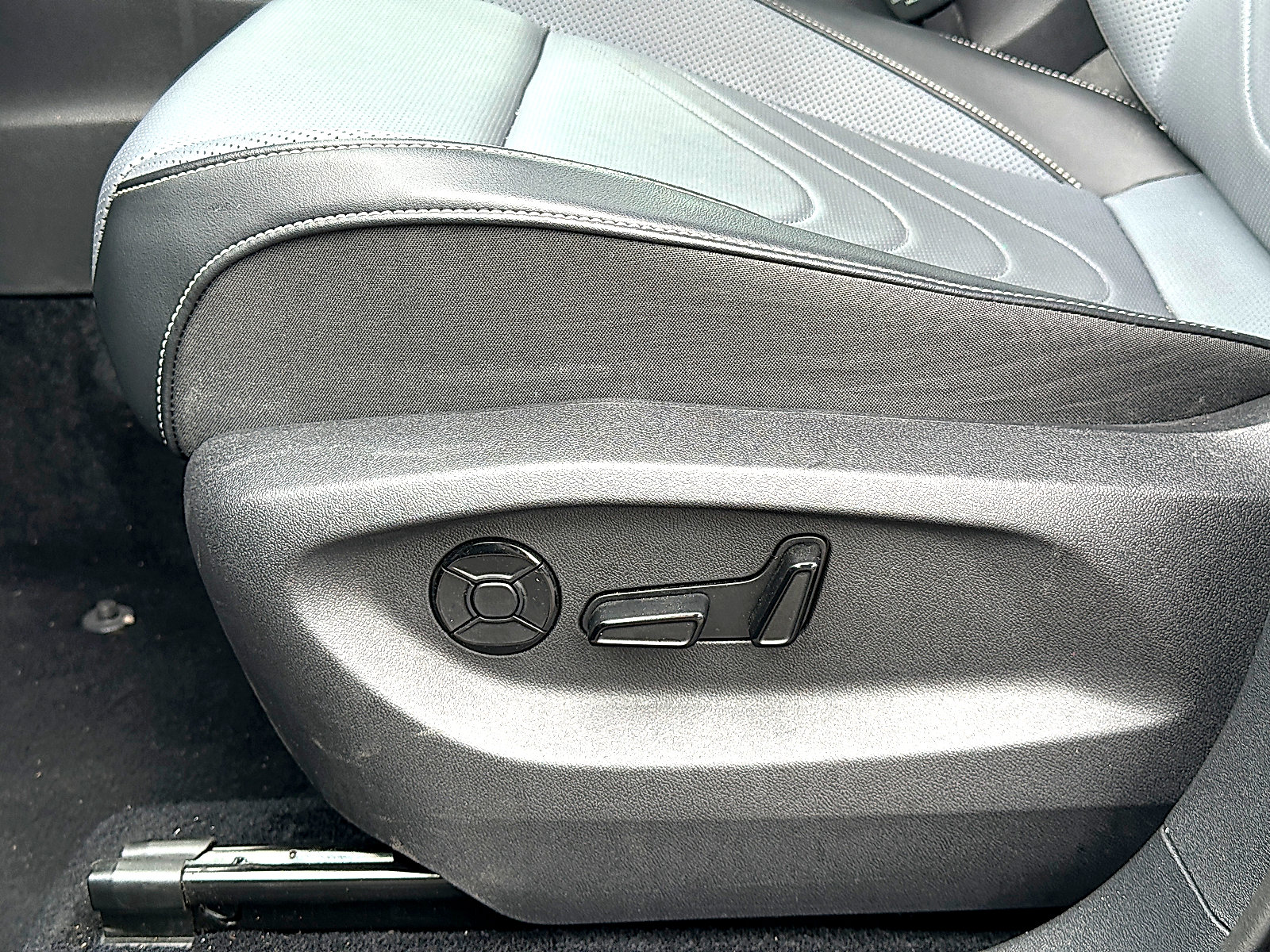 Used 2026 Volkswagen Tiguan SE FWD image 14