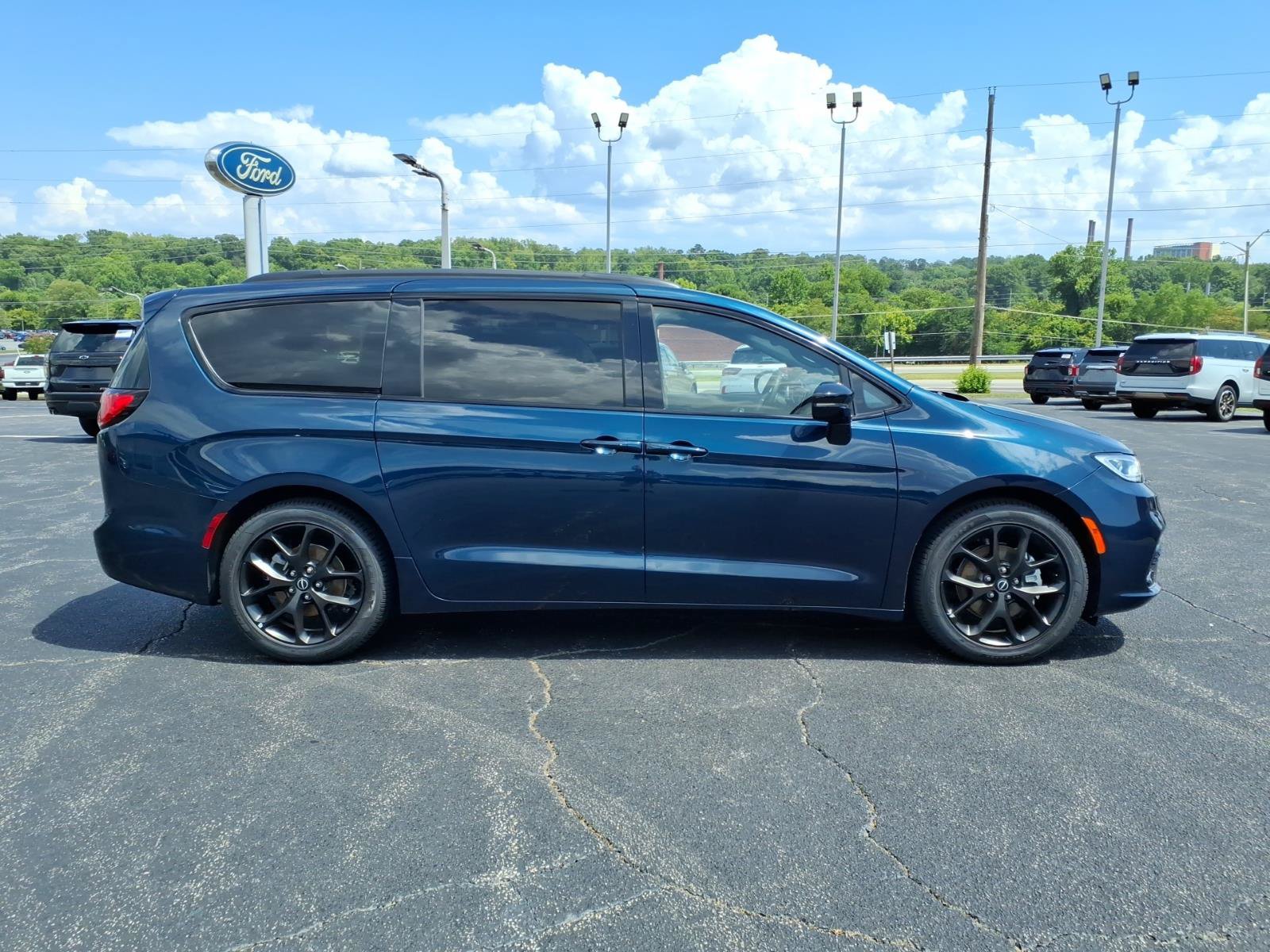 Used 2025 Chrysler Pacifica Limited FWD image 9