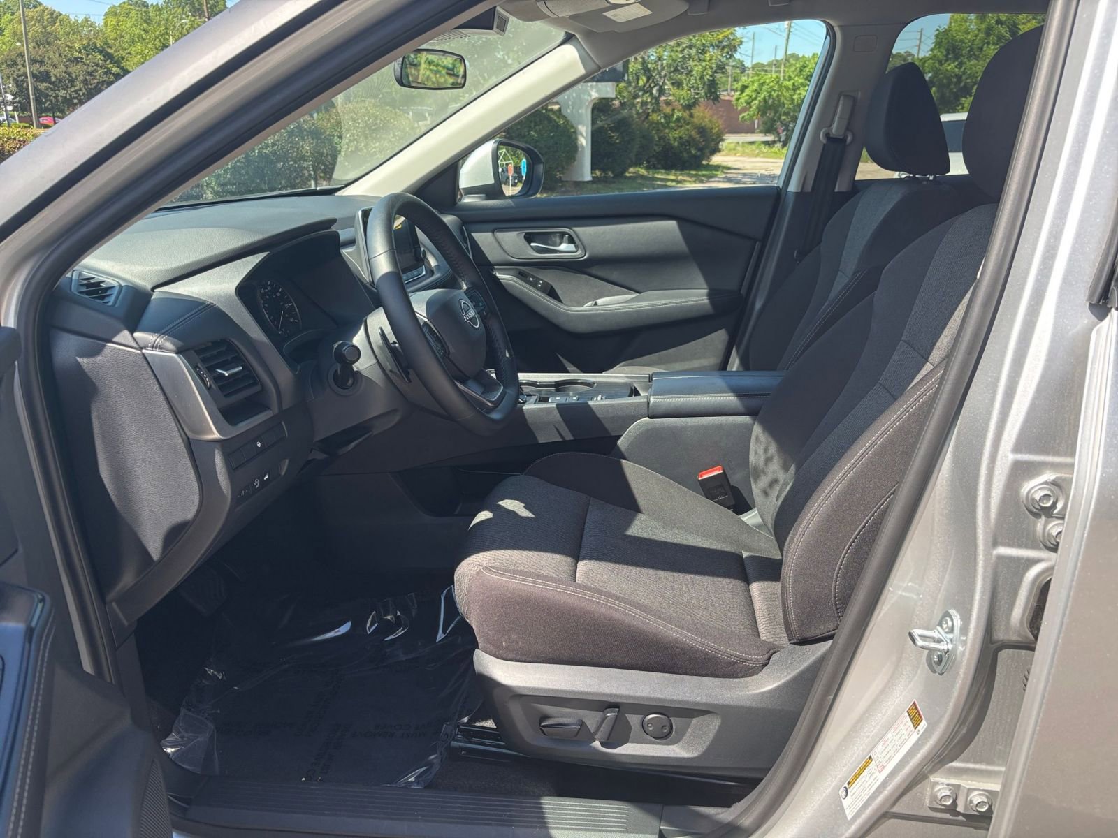 Used 2025 Nissan Rogue SV FWD image 28