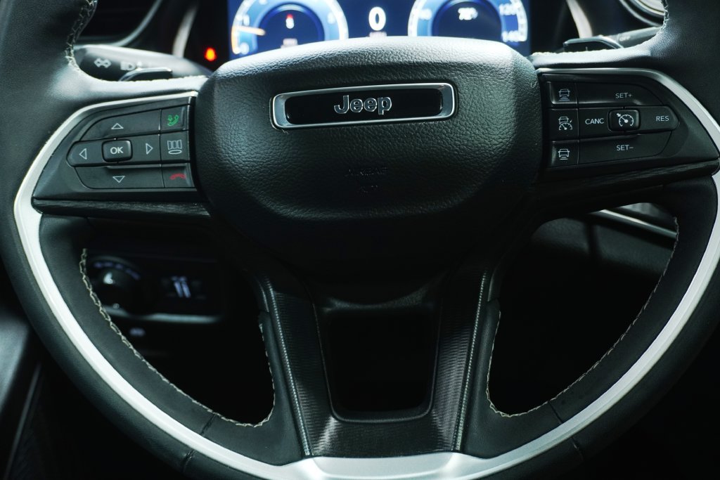 Used 2025 Jeep Grand Cherokee Altitude AWD/4WD image 18