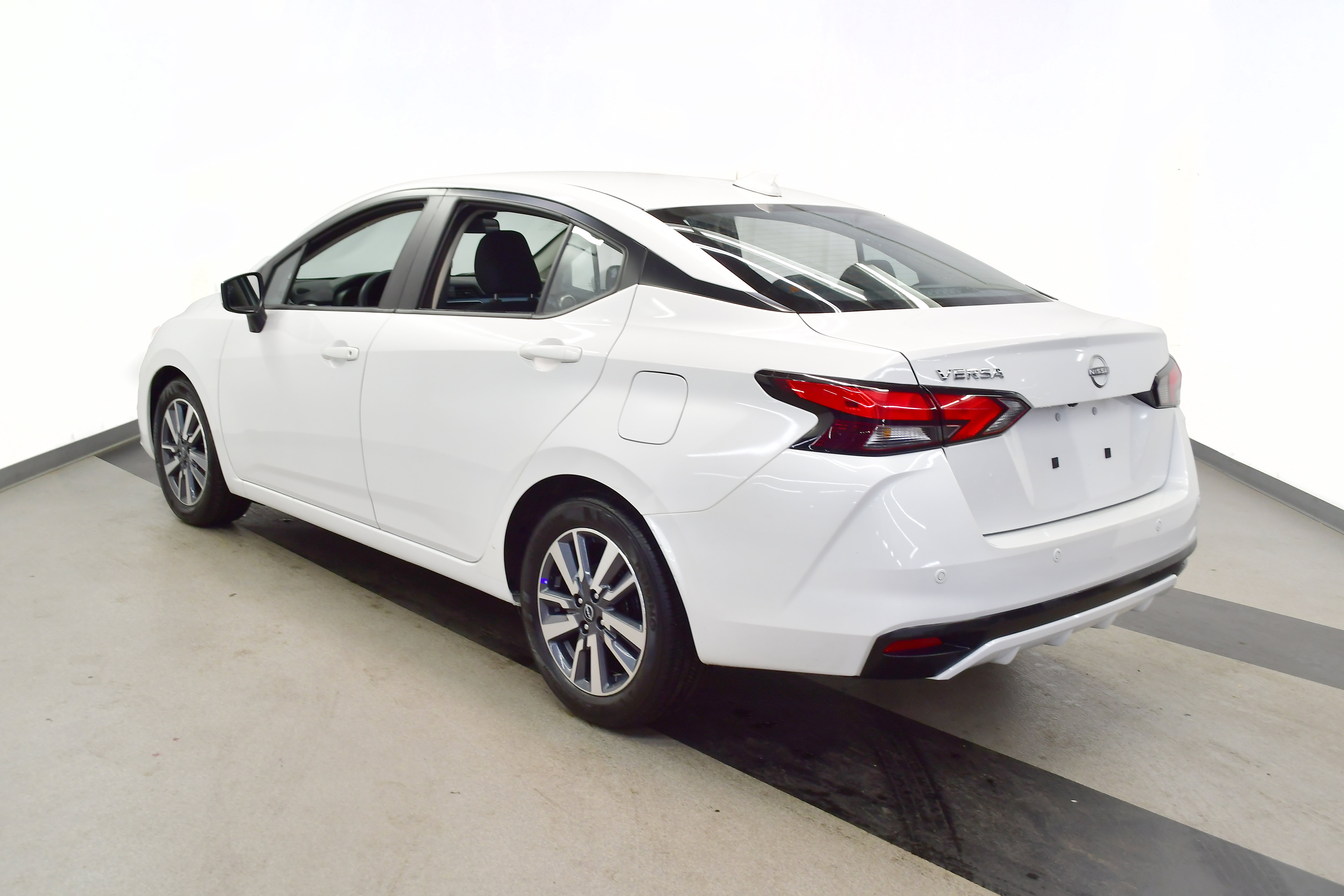 Used 2025 Nissan Versa SV FWD image 2
