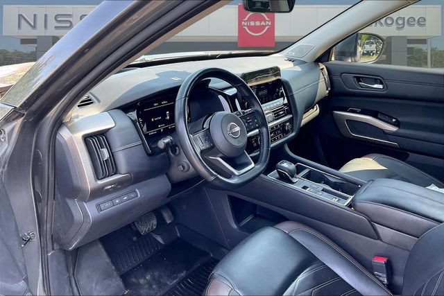 Used 2023 Nissan Pathfinder Platinum FWD image 16