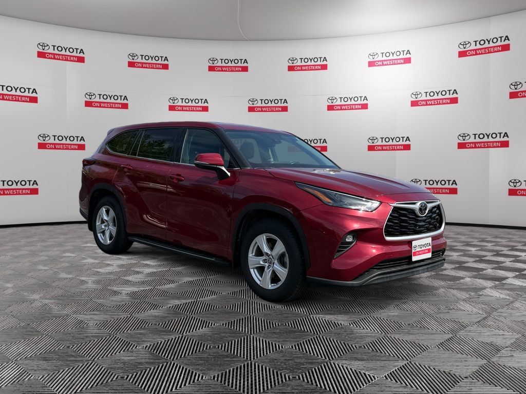 Used 2022 Toyota Highlander LE AWD/4WD image 3