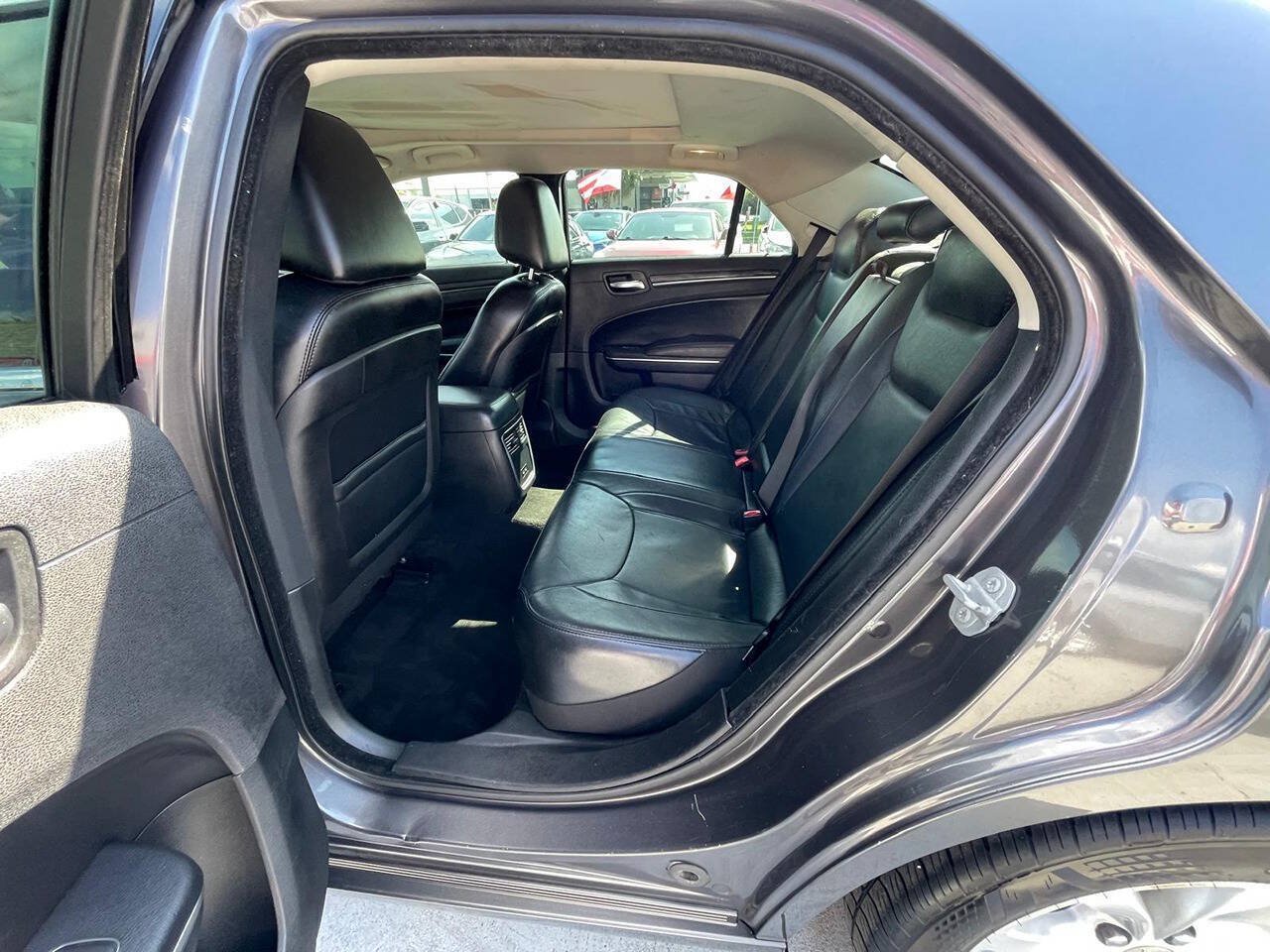 Used 2016 Chrysler 300 Limited RWD image 4
