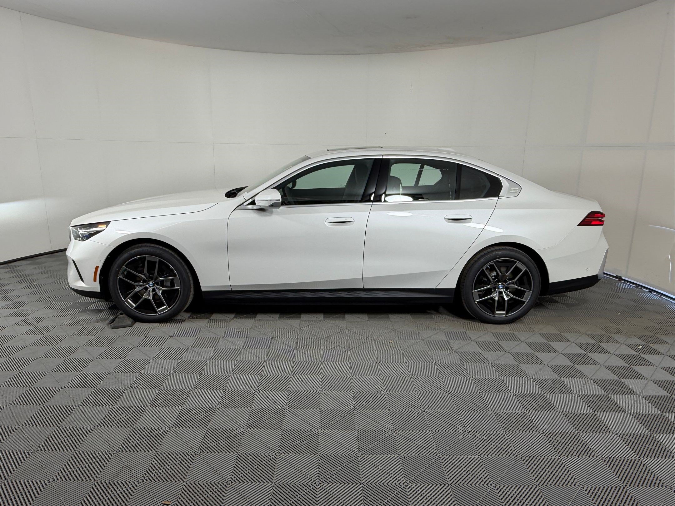 Used 2027 BMW i5 eDrive40 w/ Convenience Package RWD image 2